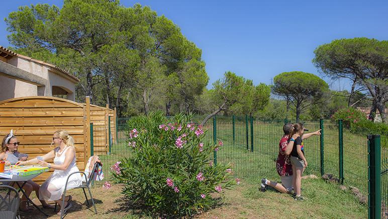 Vente privée Résidence 3* Le Village Azur – Terrasse des maisons avec petit jardin