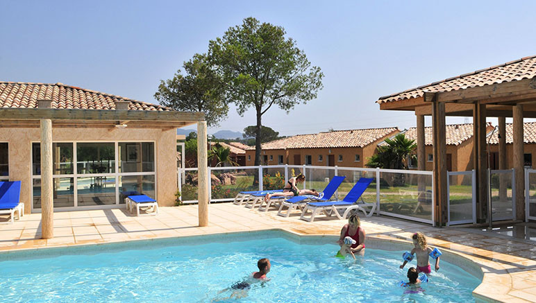Vente privée Résidence 3* Le Village Azur – L'accès à la piscine extérieure chauffée ouverte dès le 02/04 jusqu'au 29/10