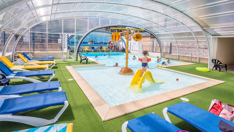Vente privée Camping 4* Les Flots Bleus – Accès inclus à la piscine couverte (découvrable) chauffée avec pataugeoire