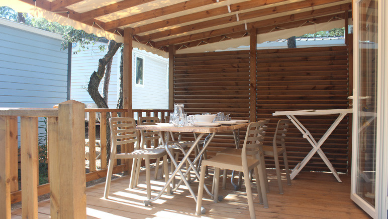 Vente privée Camping 4* Les Chênes Rouges – Terrasse avec mobilier de jardin
