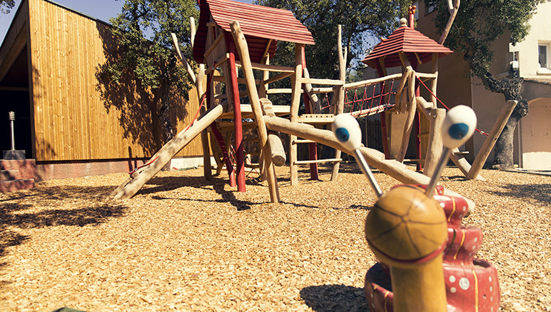 Vente privée Camping 4* Les Chênes Rouges – Aire de jeux pour enfants en libre accès