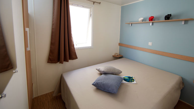 Vente privée Camping 4* Les Flamants Roses – Chambre avec lit double