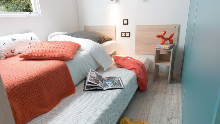 Vente privée Camping 4* VNaya Village La Guillotière – La chambre avec deux lits simples