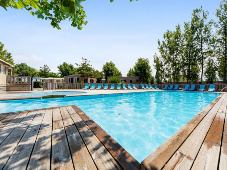 Vente privée Camping 4* VNaya Village La Guillotière – L'accès à la piscine extérieure non chauffée
