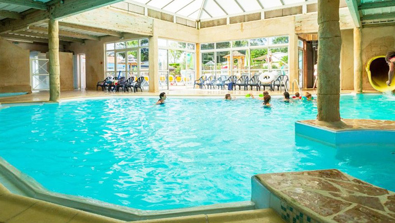Vente privée Camping 4* Bois Soleil – La piscine couverte et chauffée