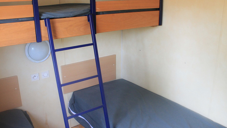 Vente privée Camping 3* Le Pinada – Chambre avec trois lits simples dont un superposé