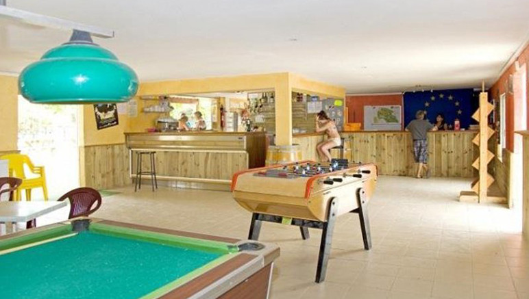 Vente privée Camping 3* Le Pinada – Salle de jeux avec babyfoot et billard