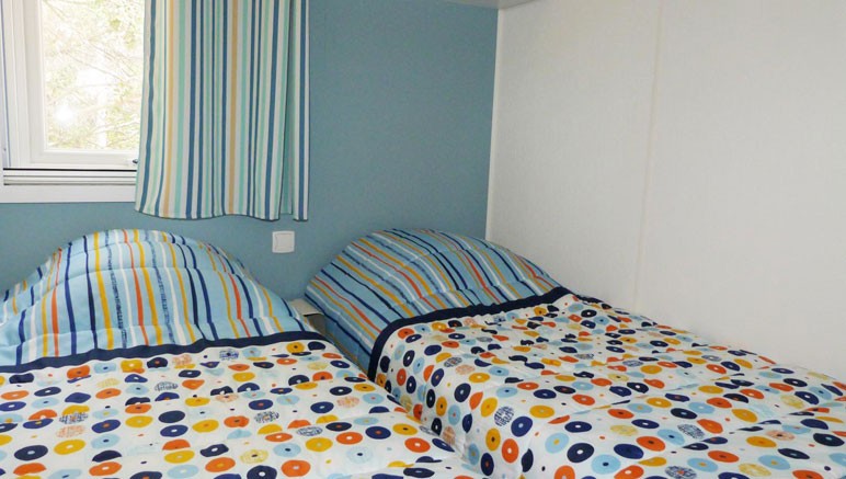 Vente privée Camping Le Méditerranée – Chambre avec lits simples (photo variant selon logement)