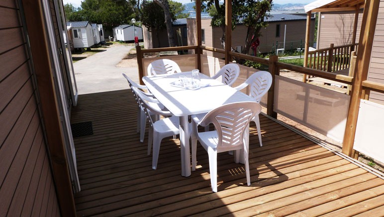 Vente privée Camping Le Méditerranée – Terrasse avec salon de jardin dans tous les logements (photo variant selon logement)