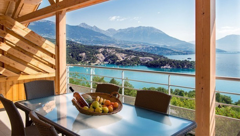 Vente privée Résidence 3* L'Écrin du Lac – Et la terrasse avec une vue incroyable