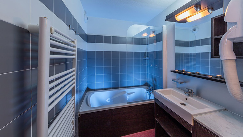 Vente privée Résidence 3* Les Terrasses de Labrau – Salle de bain avec baignoire