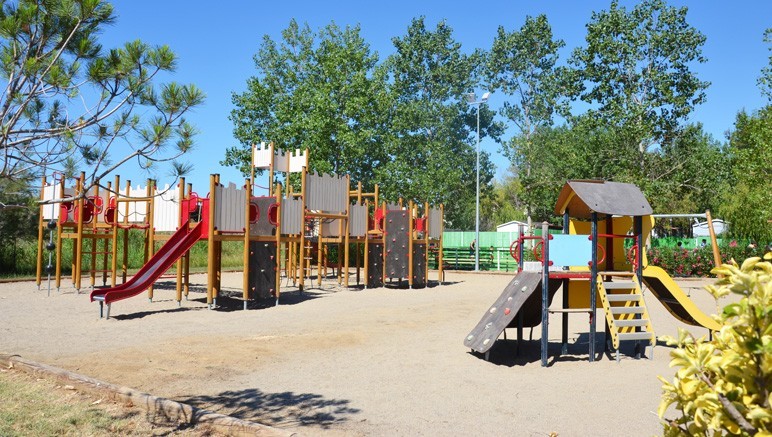Vente privée Camping 4* Les Salisses – Accès libre aux infrastructures telles que l'aire de jeux pour enfants...
