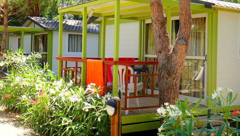 Vente privée Camping 3* de la Pinède Enchantée – Les cottages avec terrasse (photo non contractuelle)
