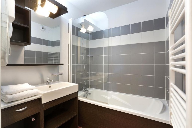 Vente privée Résidence 3* Les Chalets du Verdon – Salle de bain avec douche ou baignoire
