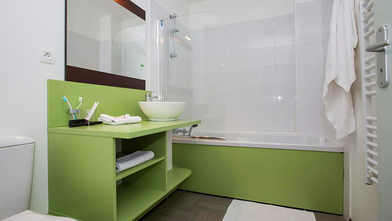 Vente privée Résidence Côté Provence – Salle de bain avec baignoire et WC