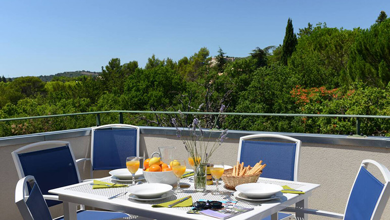 Vente privée Résidence Côté Provence – Agréable terrasse aménagée avec vue dégagée