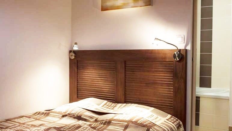 Vente privée Résidence 3* le Clos du Rocher – Chambre avec lit double (photos variant selon logement)