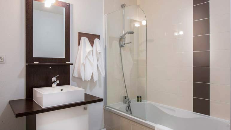Vente privée Résidence 3* le Clos du Rocher – Salle de bain avec douche ou baignoire (photos variant selon logement)