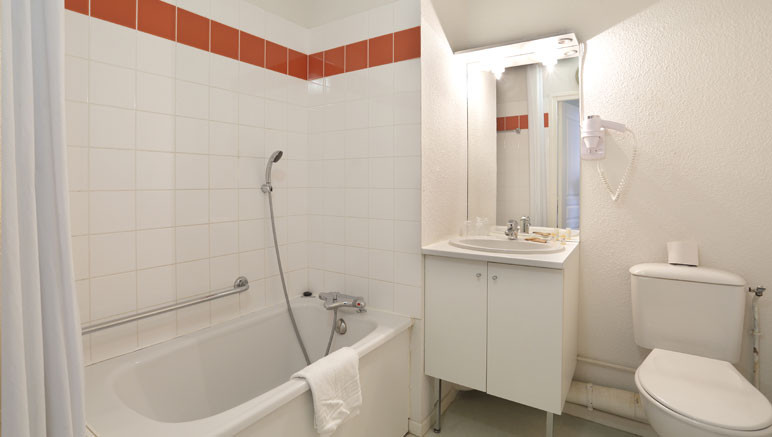Vente privée Les Demeures Champenoises Confort 3* – Salle de bain avec baignoire