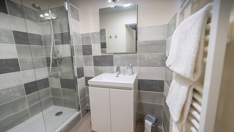 Vente privée Adonis St Colomban des Villards – Salle de bain avec douche