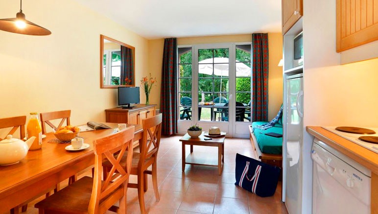 Vente privée Résidence Lac Mondésir – Coin cuisine équipé et ouvert sur le séjour (photo variant selon le logement)