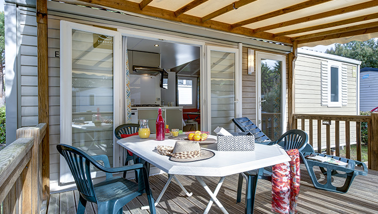 Vente privée Camping 5* Sanguinet Plage – Terrasse avec mobilier de jardin