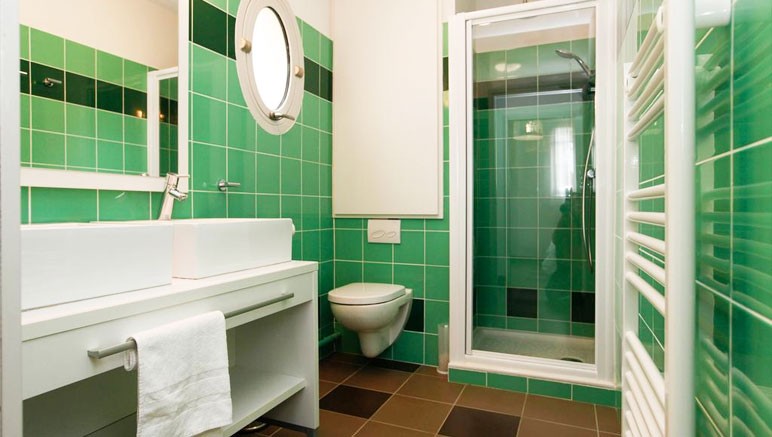 Vente privée Résid. Prestige Château de Kergonano – Salle de bain avec douche et WC