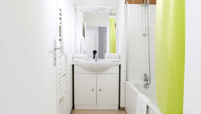 Vente privée Résidence hôtelière Hauts de Honfleur – Salle de bain avec baignoire