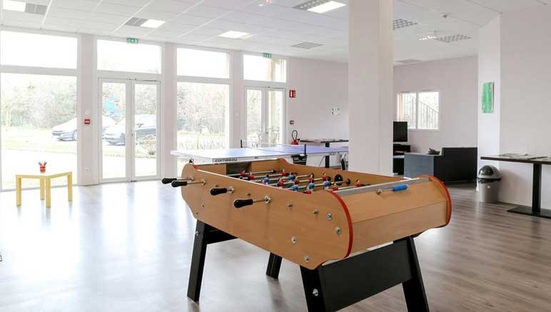 Vente privée Résidence hôtelière Hauts de Honfleur – Espace de jeux avec babyfoot et tennis de table