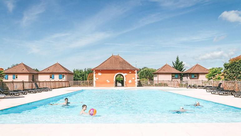 Vente privée Résidence 3* Le Domaine de Claire Rive – Profitez du libre accès à la piscine extérieure chauffée