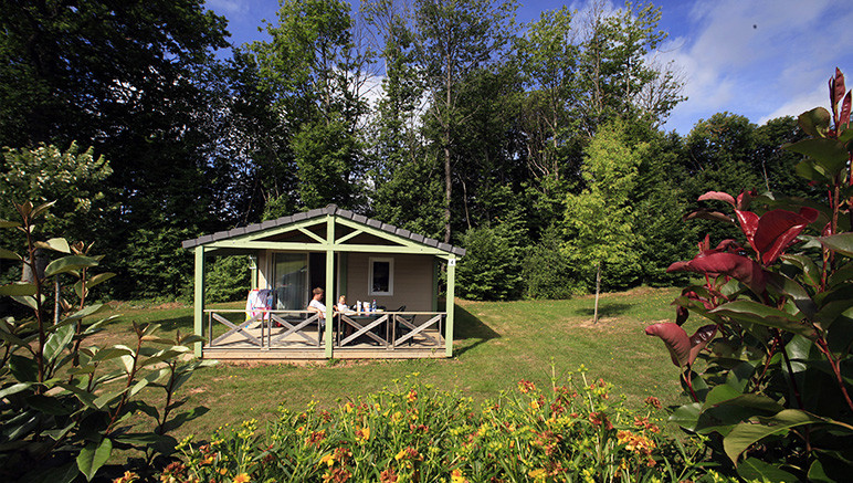Vente privée Résidence 3* Les Hameaux de Miel – Terrasse avec mobilier de jardin dans tous les logements