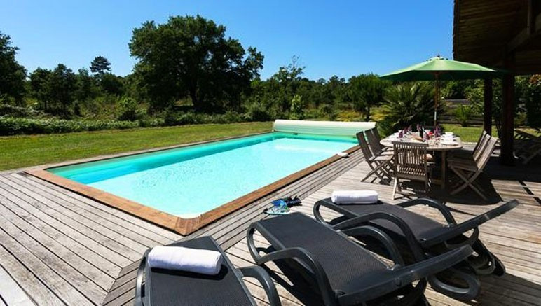 Vente privée Résidence Villas les Dunes de la Prade – Relaxez-vous sur les transats au bord de votre piscine