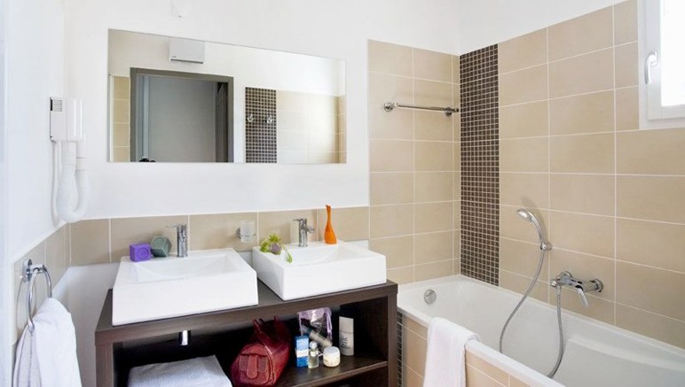 Vente privée Résidence 4* Le Clos Savornin – Salle de bain spacieuse