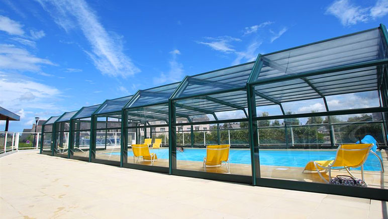 Vente privée Résidence 3* Duguesclin – La piscine extérieure, ouverte de mai à septembre
