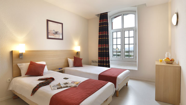 Vente privée Demeures Champenoises Confort – Chambre lumineuse avec deux lits simples
