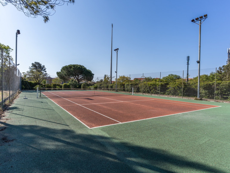 Vente privée Résidence l'Île d'Or – Un terrain de tennis à votre disposition
