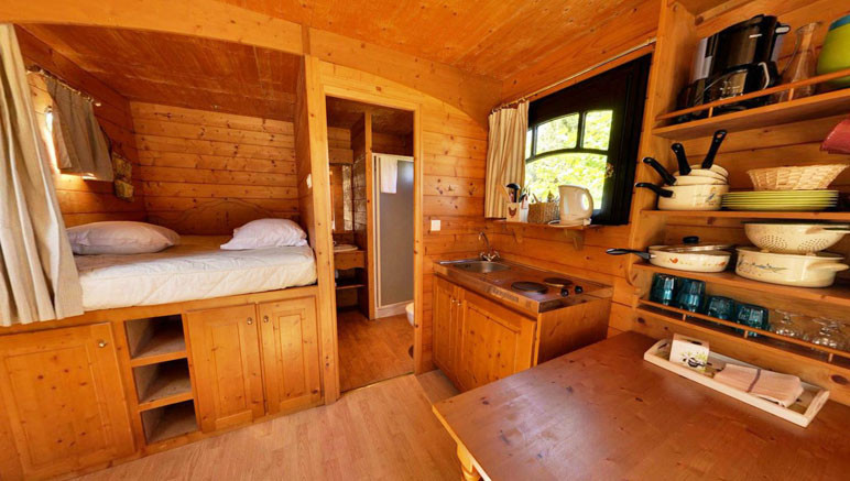 Vente privée Village des Monédières – Chambre alcôve avec un lit double