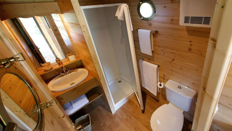 Vente privée Village des Monédières – Salle de bain avec douche et WC
