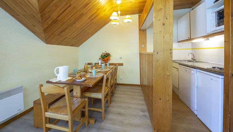 Vente privée Les hauts de la Drayre – Salle de séjour avec cuisine attenante
