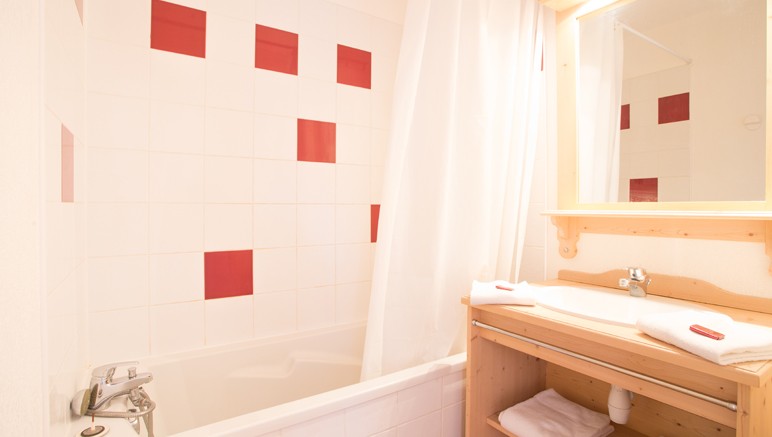 Vente privée Résidence 3* Les Gentianes – Salle de bain avec douche ou baignoire