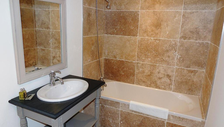 Vente privée Résidence 4* Adonis La Redorte – Salle de bain avec douche ou baignoire