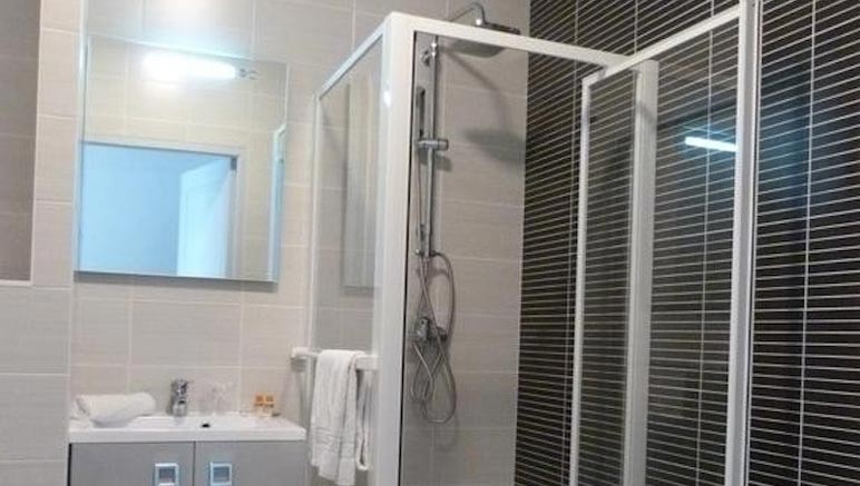 Vente privée Résidence 3* Adonis La Baule – Salle d'eau avec douche et WC