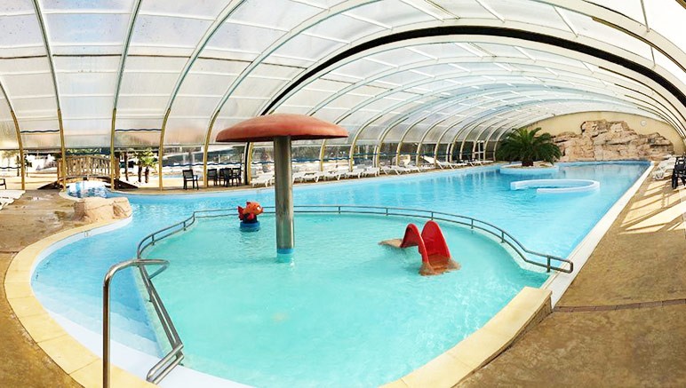 Vente privée Camping 4* La Pinède – Espace aquatique en libre accès, avec piscine couverte et chauffée...
