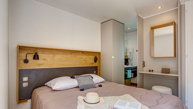 Vente privée Camping 5* Les Péneyrals – Chambre avec lit double