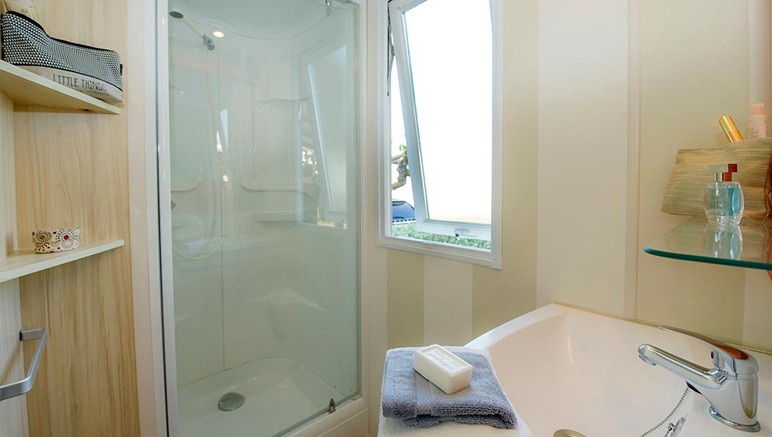 Vente privée Camping 5* Atlantic club Montalivet – Salle de bain avec douche