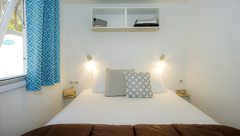 Vente privée Camping 4* Le Neptune – Une chambre avec un lit double