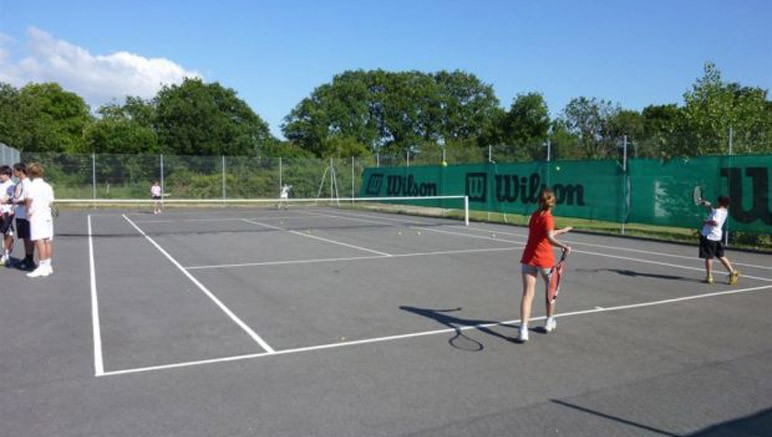 Vente privée Camping Les 3 Chênes – Le court de tennis (en supplément)