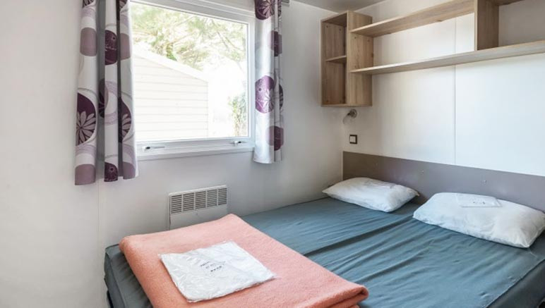 Vente privée Camping Les 3 Chênes – La chambre avec deux lits simples