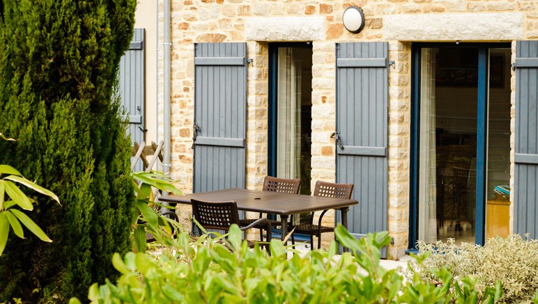 Vente privée Résidence 4* Les Hauts de la Houle – Terrasse avec mobilier de jardin dans la plupart des logements (photo variant selon logement)