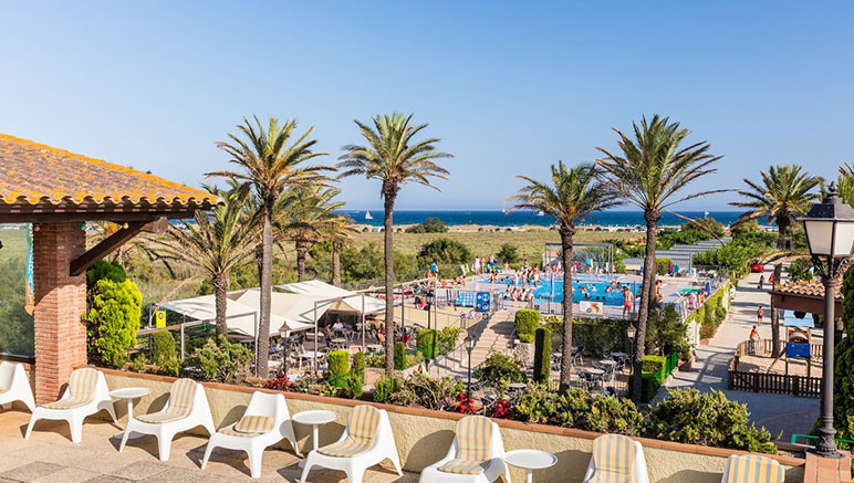 Vente privée Camping Castell Mar – Vue extérieure sur la piscine, le restaurant et le solarium du camping